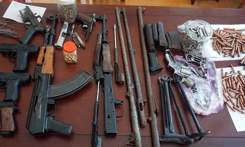 "Truy vết" tiếng nổ lạ trong đêm, phát hiện cả kho súng quân dụng