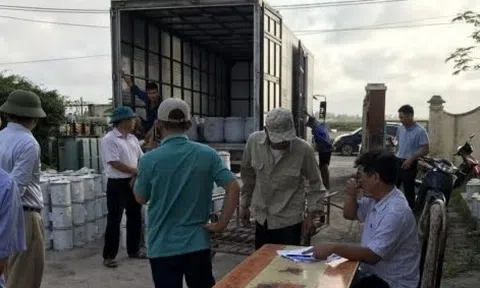 Mang hóa chất chống dịch được cấp cho dân đem bán, hai cán bộ bị khởi tố