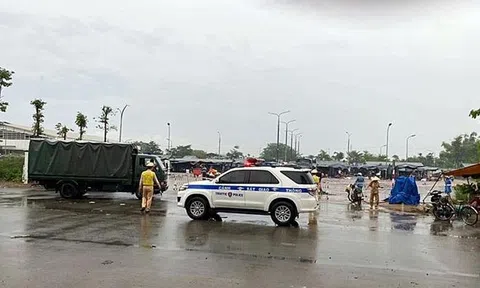 Tài xế chở rau củ dương tính COVID-19, 2 chợ bị phong tỏa