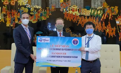 Hơn 97 nghìn liều vắc-xin COVID-19 của Pfizer/BioNtech về Việt Nam