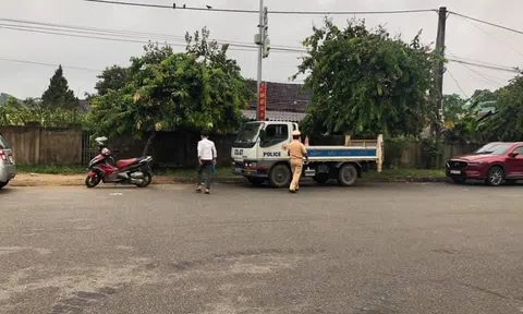 Trung tá CSGT dùng xe chuyên dụng chở nam sinh vượt quãng đường 15km về lấy giấy dự thi