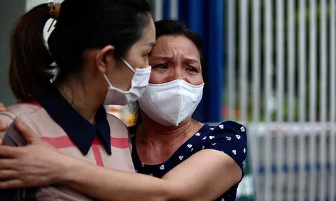 Nam sinh Hà Nội đi thi muộn khóc nức nở "18 năm mất hết rồi", nhiều phụ huynh chứng kiến "nghẹn lòng"