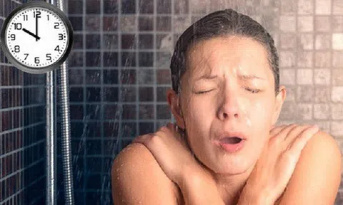 Thói quen tắm khuya đang âm thầm hủy hoại sức khỏe của bạn ra sao?