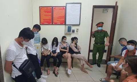 Tụ tập hát karaoke giữa mùa dịch, nhóm thanh niên Hà Nội bị xử phạt hơn 50 triệu đồng