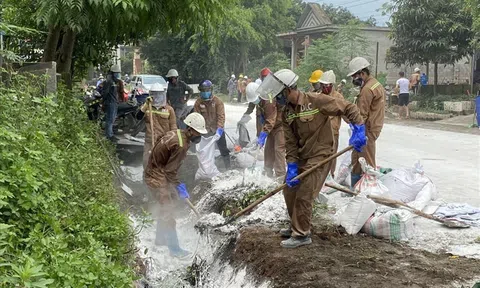 Lào Cai: Xe đầu kéo bị lật, hàng trăm lít axit tràn ra đường