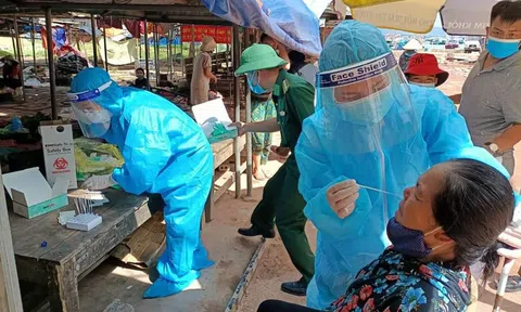 Vụ nữ nhân viên nhà hàng đang cách ly tại nhà vẫn tự do đi lại: Kỷ luật trạm trưởng y tế xã