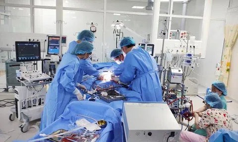 Bé gái 9 tuổi trụy tim mạch, tính mạng nguy kịch sau 2 ngày bị sốt