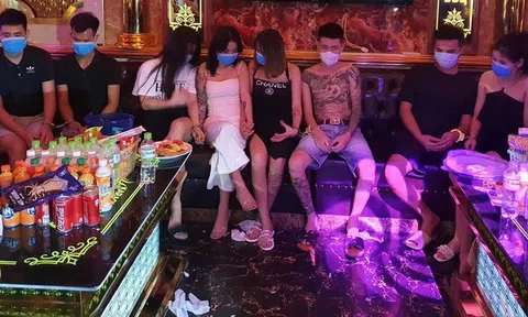 Hà Nội: Bắt quả tang bốn đôi nam nữ dùng ma túy trong quán karaoke lúc rạng sáng
