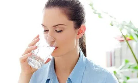 Cứ tưởng uống nhiều nước sẽ tốt cho sức khỏe ai ngờ khiến da xỉn màu đến vậy
