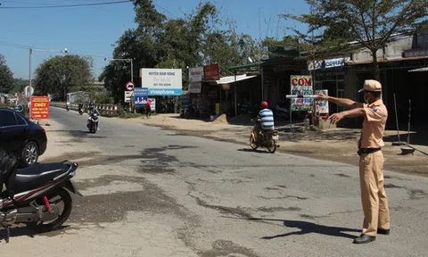 3 thanh niên bơi qua sông trốn chốt kiểm dịch bị phạt nặng