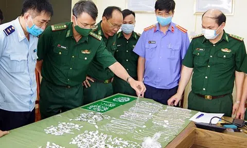 Bắt quả tang thuỷ thủ tàu viễn dương vận chuyển kim cương lậu trị giá 15 tỷ đồng