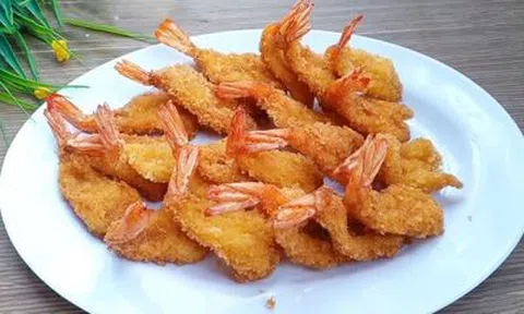 Tôm chiên xù giòn rụm, chấm thêm một ít tương ớt thì ngon hết sảy