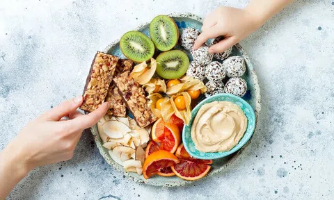 Lý do bạn nên ăn vặt lành mạnh
