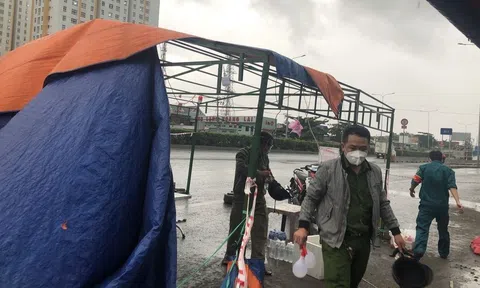 Những người đội mưa bám chốt phòng dịch và niềm tin chiến thắng