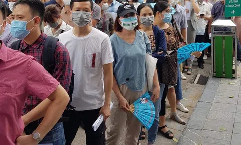 Chen lấn đi tiêm vắc-xin Covid-19: Lợi bất cập hại