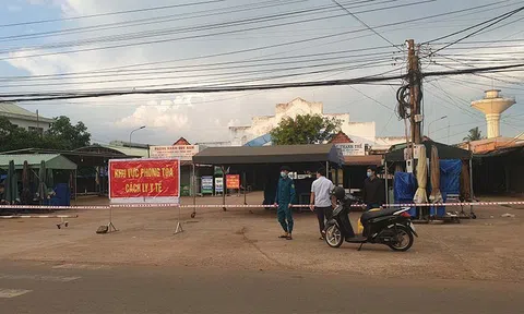 Khen thưởng nhân viên y tế xã kịp thời phát hiện F0, ngăn chặn chuỗi lây lan trong cộng đồng