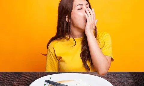 6 mẹo hay giúp bạn tỉnh táo sau giờ ăn trưa