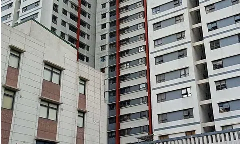 Hà Nội: Bé trai rơi từ tầng 6 chung cư xuống dưới tử vong