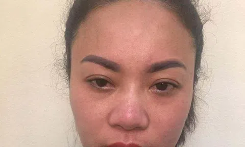 Bắt nữ chủ quán cho khách hát 'chui' còn cố thủ, giấu khách trên tầng thượng