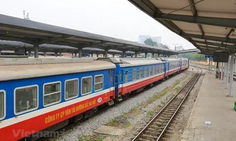 Tàu hỏa dừng đón, trả khách tại ga Hà Nội