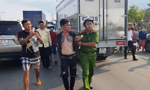 Khởi tố tài xế “xe điên” cầm dao cố thủ trong xe khi bị CSGT truy đuổi