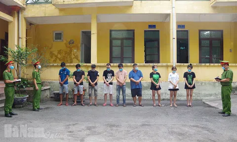 Bắt quả tang nhóm thanh niên "bay lắc", mở tiệc ma túy tại quán karaoke