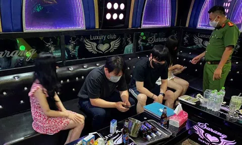 Quán karaoke bất chấp lệnh cấm, điều nữ tiếp viên phục vụ khách ngoại bị phạt nặng