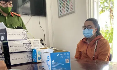 Bắt quả tang cô gái bán kit test nhanh COVID-19 không phép