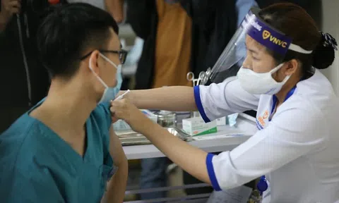 Bộ Y tế: Cấm thu tiền, nhận "bồi dưỡng" khi tiêm vắc-xin COVID-19