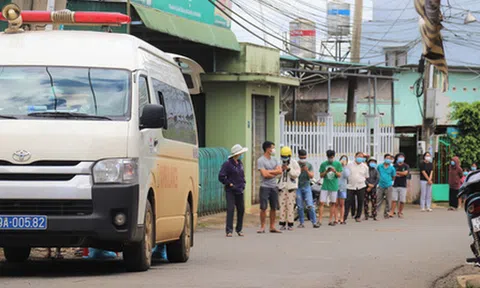Lãnh đạo phường và Giám đốc trung tâm y tế bị đình chỉ công tác vì lơ là chống dịch