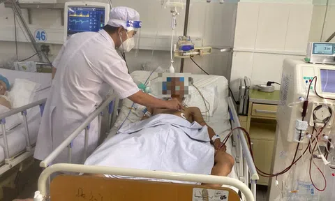 Mua cồn về pha chế thành rượu, 2 thanh niên ngộ độc nặng, ngưng tim ngưng thở