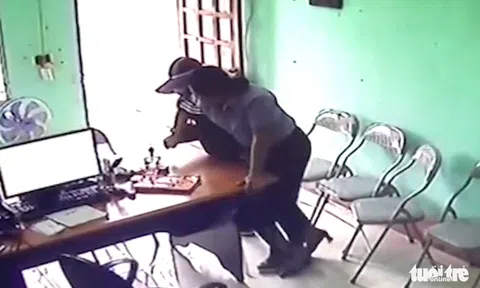 Tạm giữ người phụ nữ  dùng dao đe dọa nhân viên quỹ tín dụng để cướp tiền