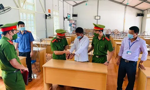 Bắt kẻ tẩm xăng đốt vợ rồi tự tử vì níu kéo bất thành