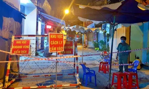 TP.HCM: Đình chỉ, chuyển công tác 2 Chủ tịch phường lơ là chống dịch