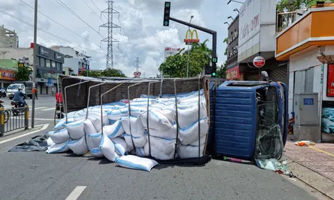 TP.HCM: Xe tải chở gạo tông liên tiếp xe máy và xe đạp, 1 phụ nữ tử vong thương tâm