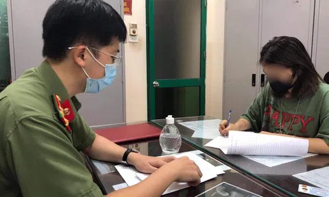 Cô gái khoe 'thẻ đỏ quyền lực' dùng đi vòng quanh Hà Nội trong thời gian giãn cách bị phạt 12,5 triệu đồng