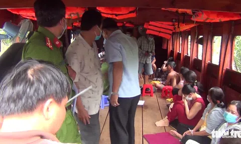 Bắt quả tang nhóm "quý bà" tổ chức đánh bạc trên tàu du lịch