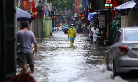 Dự báo thời tiết 11/8: Hà Nội mưa rất to, khả năng xảy ra lốc, sét