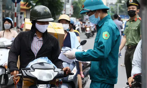 Phát hiện ba thanh niên mua giấy đi đường ở hiệu cầm đồ để "thông" chốt kiểm dịch