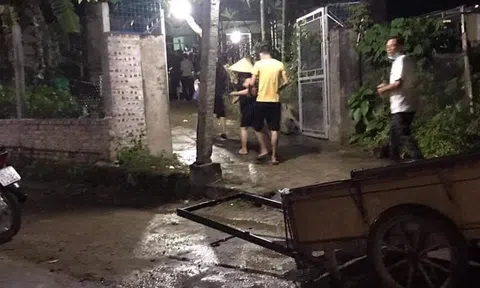 Dùng điện thoại khi đang sạc pin, cháu bé 7 tuổi bị điện giật tử vong