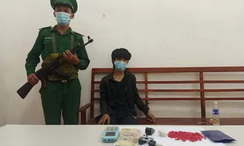 Bắt quả tang "con nghiện" vận chuyển 200 viên ma túy và 8 gam heroin