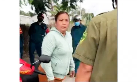 Khởi tố người phụ nữ chửi bới, đánh công an vì thấy chồng bị lập biên bản