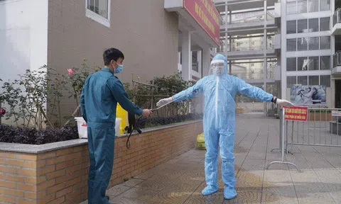 Bộ Y tế yêu cầu tuyệt đối không phun khử khuẩn trực tiếp lên nhân viên y tế, người bệnh