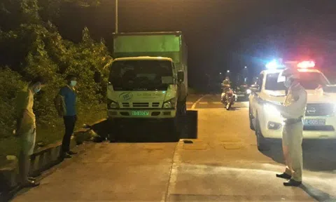 Xử lý tài xế xe "luồng xanh" dừng xe trên đường, nướng mực để...nhậu