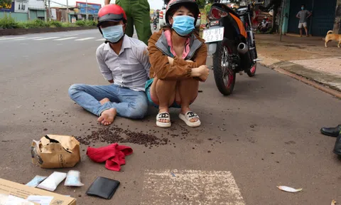Bắt khẩn cấp đôi nam nữ vận chuyển "hàng trắng" ngụy trang trong gói cà phê