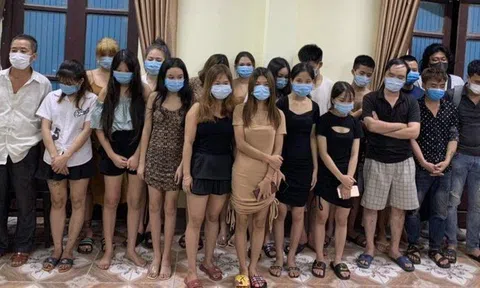 Công an 'đột kích' quán karaoke, nhân viên và khách hát chui vào chuồng gà, chuồng chó để trốn