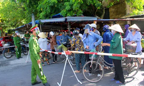 Tiểu thương bán cá nhiễm Covid-19, Nghệ An phong tỏa chợ Quang Trung