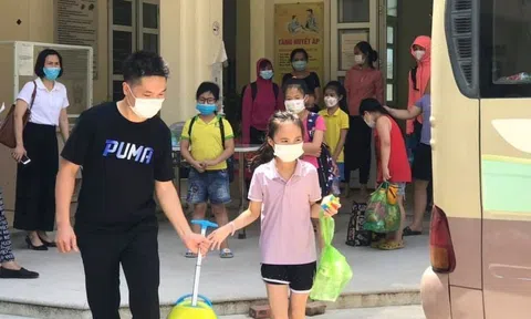 Nam sinh dương tính Covid-19, 23 cô trò phải đi cách ly tập trung