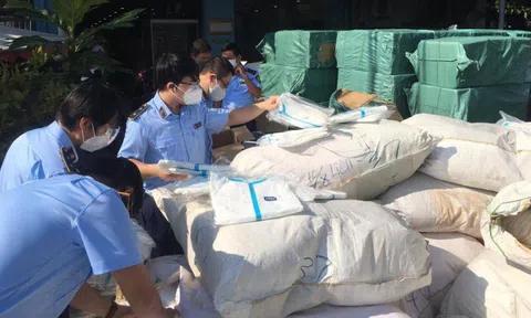 Phát hiện hơn 300.000 máy tạo oxy, khẩu trang ghi chữ Trung Quốc trên xe tải