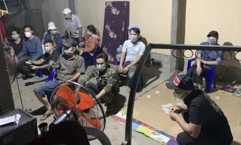 Bắt quả tang 16 đối tượng tụ tập đánh bạc trong thời gian giãn cách xã hội